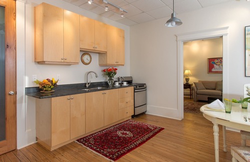 Hendersonville Apartamento | Puesta de sol en Main Street Loft. Hendersonville encantador. Transitable Aparcamiento en la calle