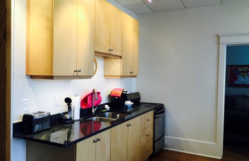 Hendersonville Apartamento | Puesta de sol en Main Street Loft. Hendersonville encantador. Transitable Aparcamiento en la calle