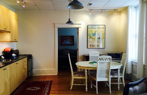 Hendersonville Apartamento | Puesta de sol en Main Street Loft. Hendersonville encantador. Transitable Aparcamiento en la calle