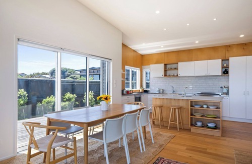 Peka Peka Casa | Sunset Over Kapiti - Waikanae Holiday Home