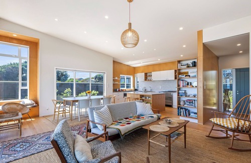 Peka Peka Casa | Sunset Over Kapiti - Waikanae Holiday Home