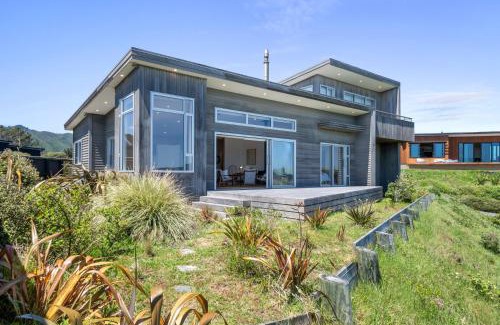 Peka Peka Casa | Sunset Over Kapiti - Waikanae Holiday Home