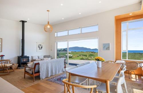 Peka Peka Casa | Sunset Over Kapiti - Waikanae Holiday Home