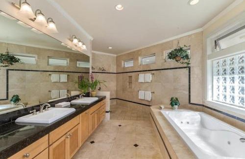 Princeville Casa | SUNSET PALMS Pool, Tennis, AC Minutes to Beach