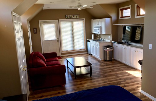 Livingston Casa | Sunset Retreat - Beautiful Lake Front Rental Property