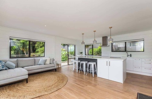Omiha Casa | Sunset Sanctuary - Stay Waiheke