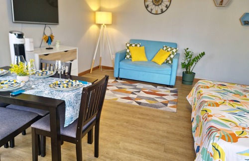 Flic-en-Flac Apartamento | Sunset Sanctuary Retreats, 30 meters from the Beach with Pool and 5G WiFi