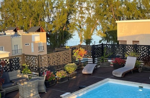 Flic-en-Flac Apartamento | Sunset Sanctuary Retreats, 30 meters from the Beach with Pool and 5G WiFi