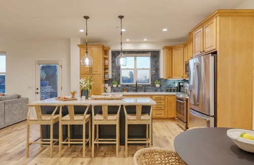 Grover Beach Casa | Sunset Serenity by AvantStay | Rooftop w/ Hot Tub & Fire Pit, 3 Blocks to Beach!