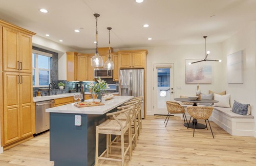 Grover Beach Casa | Sunset Serenity by AvantStay | Rooftop w/ Hot Tub & Fire Pit, 3 Blocks to Beach!