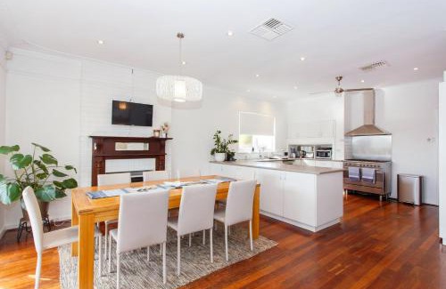 Scarborough Casa | Sunset Serenity in Scarborough