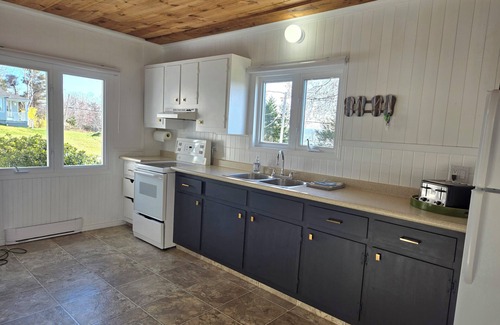 Ragged Island Casa | Sunset Shore House. Beautiful sunsets 4.8 km from Shelburn's historic waterfront