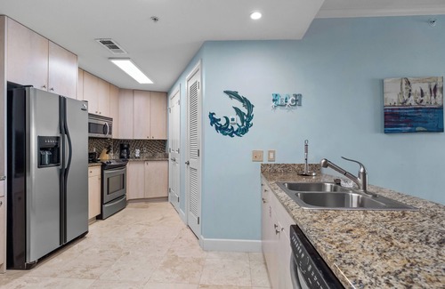 Biloxi Condominio | Sunset Spectacular! Beach getaway steps from the sand! Snowbirds haven!