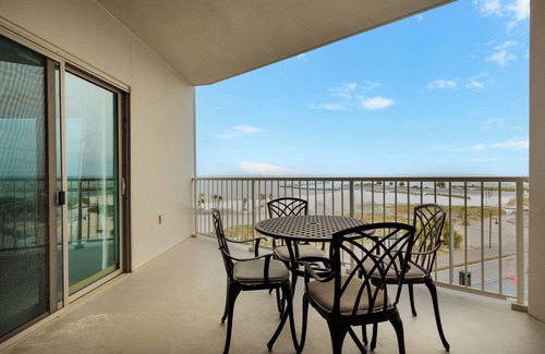 Biloxi Condominio | Sunset Spectacular! Beach getaway steps from the sand! Snowbirds haven!