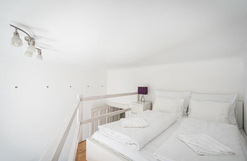 Kispest Apartamento | Sunset Square Studio with gallery