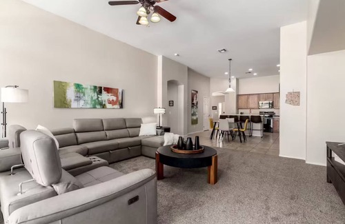 Rovey Farm Estates Casa | Sunset Stadium Stay! 5 Min Drive to State Farm Stadium, Westgate, Top Golf