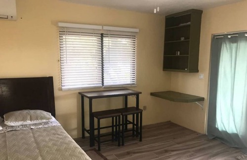Estate Lowry Hill Casa | Sunset Studio Apartment