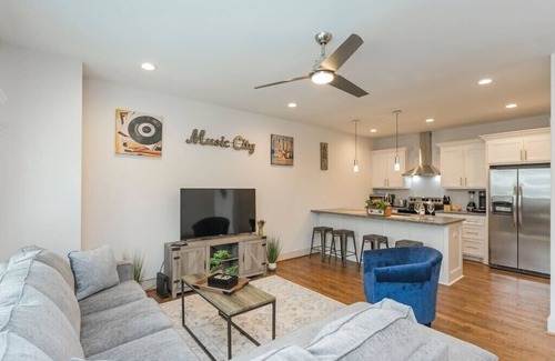 Maplewood Heights Casa | ★Sunset Stunner★ 7 beds! 9 min→Broadway Garage ★