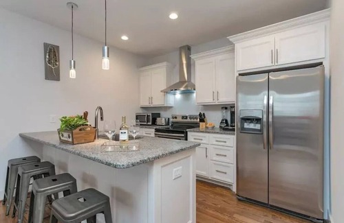 Maplewood Heights Casa | ★Sunset Stunner★ 7 beds! 9 min→Broadway Garage ★