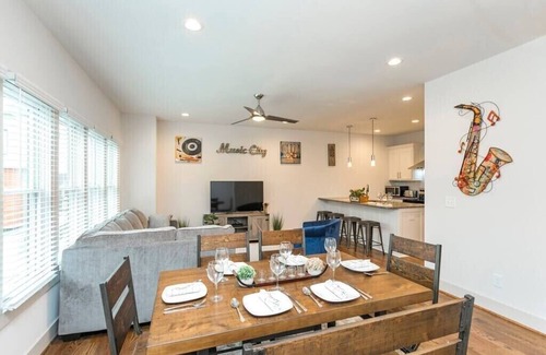 Maplewood Heights Casa | ★Sunset Stunner★ 7 beds! 9 min→Broadway Garage ★