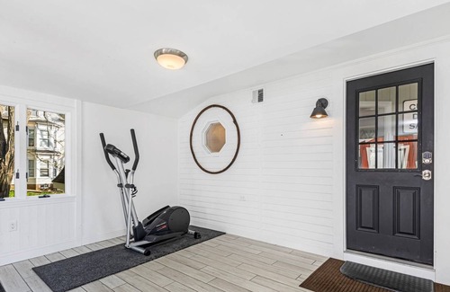 Amesbury Condominio | Sunset Suite: Fast WiFi, Big Screen TV, Sunset View, Private deck & grill