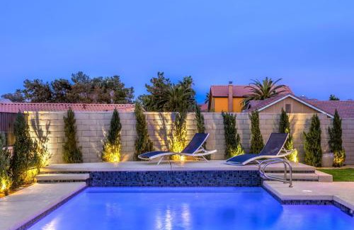 Green Valley North Casa | Sunset Swim, Luxury Vegas Villa with Pool, Hot Tub