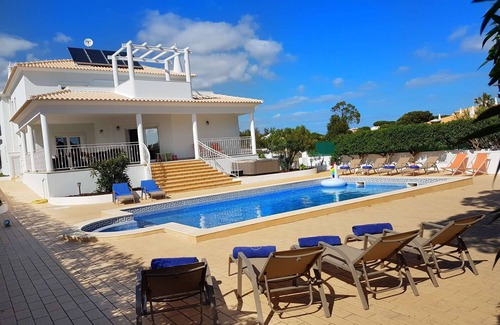 Olhos D'Agua Villa | ¡Impresionantes 5 suites, piscina climatizada y jacuzzi, sala de juegos, billar, gimnasio, cerca de la playa!