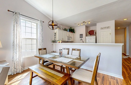 Sunset Beach Condominio | Sunset Village top-floor end unit with golf & pond views, pools & hot tub