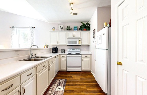 Sunset Beach Condominio | Sunset Village top-floor end unit with golf & pond views, pools & hot tub
