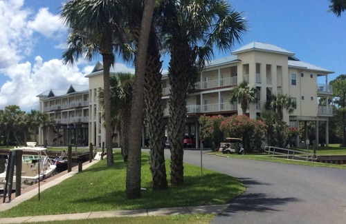 Suwannee Condominio | Sunsets, Canal Front, FISH, FISH, FISH! Suwannee Cove - Unit 207, Boat Slip 23