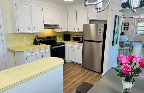Folly Beach Casa | SunsetShack Folly Beach House on Pond --PET FRIENDLY - 1 cuadra de la playa