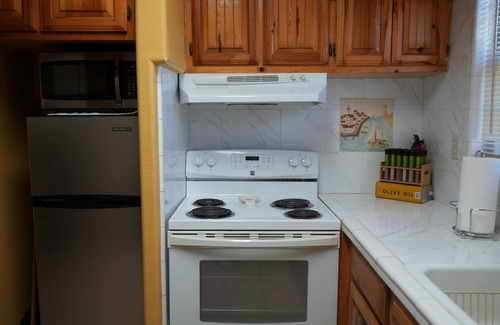 Arroyo City Cabaña | Sunshine cabin with a Shared fishing pier Not waterfront