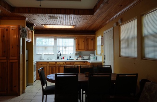 Arroyo City Cabaña | Sunshine cabin with a Shared fishing pier Not waterfront