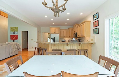 Drasco Casa | Sunshine Chalet- A Beautiful Lakefront!