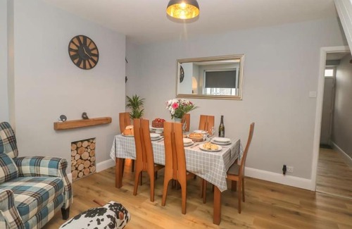 Tideswell Casa | Sunshine Cottage Tideswell, Games room included.