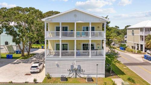 Myrtle Beach Casa | Sunshine Derby - 1 Block to Beach- Garage EV Charge