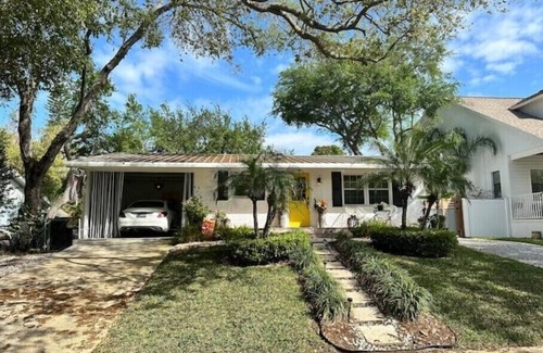 Ballast Point Casa | Sunshine House - 3 bed, 2 bath. Steps to Bayshore