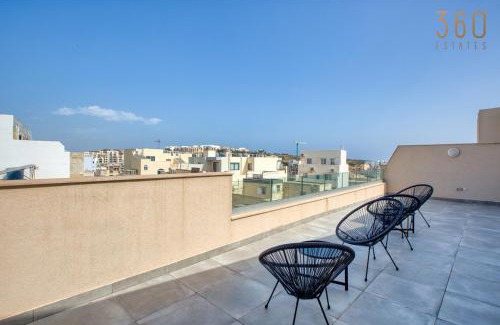 Marsaskala Apartamento | Sunshine penthouse 2BR heaven with AC, terrace & WIFI by 360 Estates