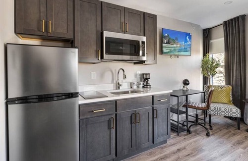Middletown Condominio | Sunshine Retreat: Cozy and Warm Studio