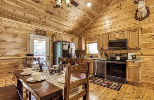 Sevierville Cabina | Sunshine Ridge, Hot Tub, Game Room, $1089 FREE tickets each paid day, Dollywood