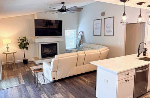 East County Civic Group Casa | Sunshine Splash: Pool Home Escape in Tampa Suburbs