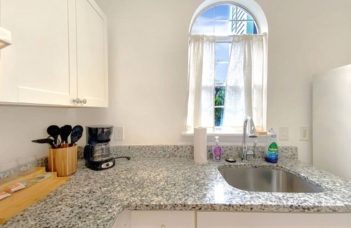 Wilmington Condominio | Sunshine Suite, Midtown Luxury, WiFi 1BR