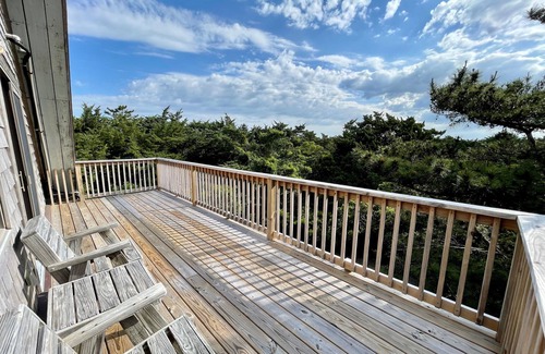 Ocracoke Casa | Sunspace: ubicación tranquila, porche, cubierta, puestas de sol en las copas de los árboles.