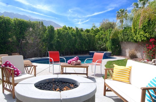 Racquet Club South Casa | Salpicadas por el sol y totalmente renovadas Palm Springs Modern; Piscina, spa, pozo de fuego