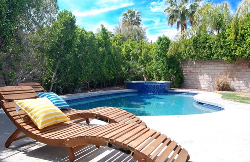 Racquet Club South Casa | Salpicadas por el sol y totalmente renovadas Palm Springs Modern; Piscina, spa, pozo de fuego