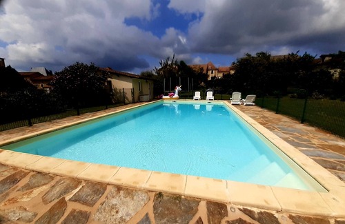 Saint-Martin-de-Fressengeas Casa | Superb character house with swimming pool & trampoline