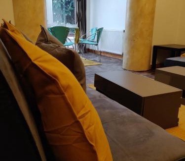 Leeds Casa | Super 7Bed House - Hot Tub - Large Gathering Meets
