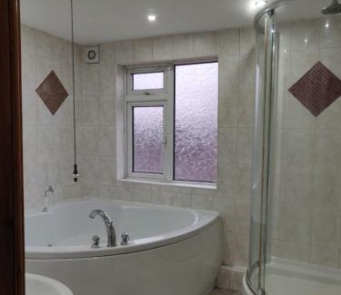 Leeds Casa | Super 7Bed House - Hot Tub - Large Gathering Meets