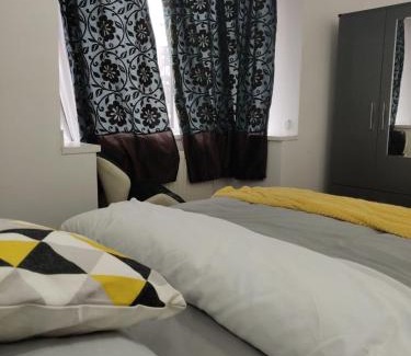 Leeds Casa | Super 7Bed House - Hot Tub - Large Gathering Meets