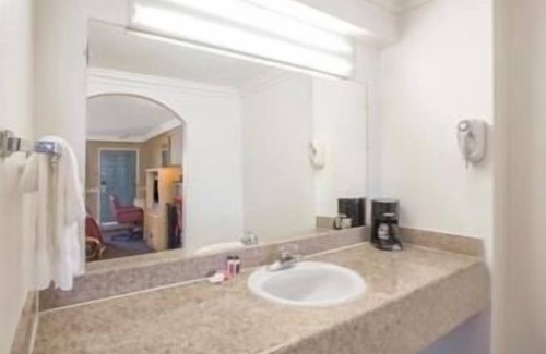 Hayward Hotel | Super 8 by Wyndham Hayward Downtown